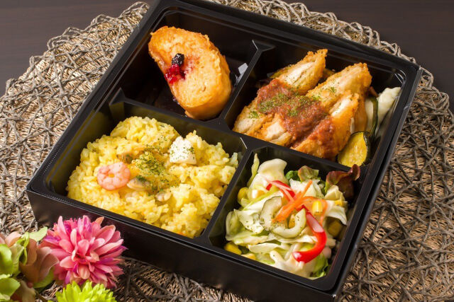 洋食＆フレンチトースト ラフテル-デミソースチキンカツと魚介のパエリア＆フレンチトースト弁当
