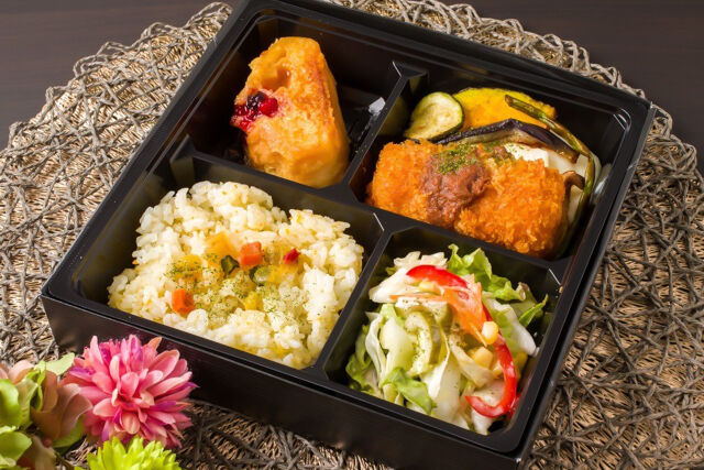 洋食＆フレンチトースト ラフテル-カニクリームコロッケ＆フレンチトースト弁当