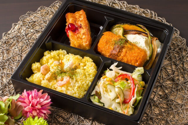 洋食＆フレンチトースト ラフテル-カニクリームコロッケと魚介のパエリア＆フレンチトースト弁当