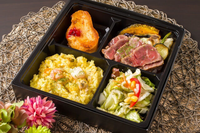 ビーフシチューと魚介のパエリア＆フレンチトースト弁当