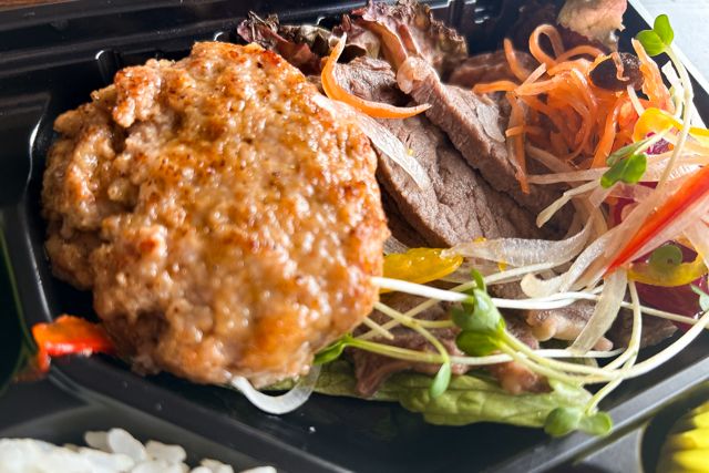 ビストロデリス-ビストロデリスのリブアイステーキ・牛肉100％ハンバーグ抱き合わせ弁当