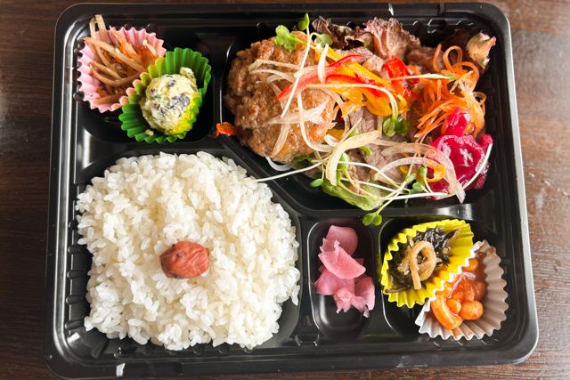 ビストロデリス-ビストロデリスのリブアイステーキ・牛肉100％ハンバーグ抱き合わせ弁当