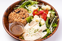 サラダイスTOKYO／サラダと酵素玄米ボックスでヘルシーに満腹を-【サラダと肉と酵素玄米】蒸し鶏×モッツァレラチーズのガーデンサラダ×酵素玄米