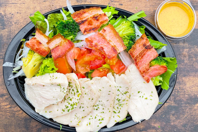 サラダイスTOKYO／サラダと酵素玄米ボックスでヘルシーに満腹を-【サラダとチキン】低温調理チキンブロッコリーとベーコンのパワーサラダ～コブドレッシング～