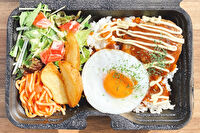 グランデリカ／早朝配達OK ロケ・イベントで人気の定番洋食弁当-【人気NO.2】自家製牛すじ煮込みハンバーグのロコモコ