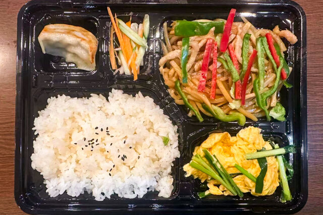 豆の家-青椒肉絲とニラ玉子弁当