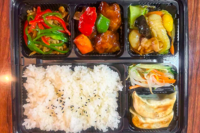 豆の家-中華弁当（青椒肉絲、黒酢豚、ハ宝菜）