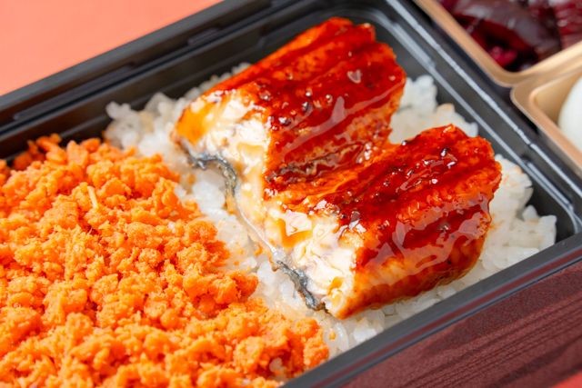 竈炊き 鰻治郎（埼玉店）-うなぎと鮭のほぐし重【吟】