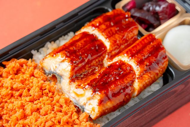 竈炊き 鰻治郎（埼玉店）-うなぎと鮭のほぐし重【雅】