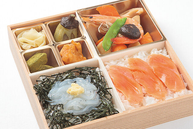 美味旬彩 清翠楼（千葉店）-生しら魚丼とサーモン丼弁当