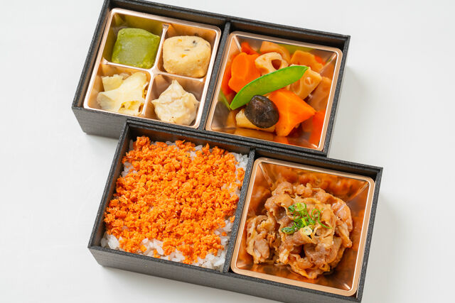 彩菜弁当 虎龍（千葉店）-牛すき焼きと紅鮭ご飯の2段弁当