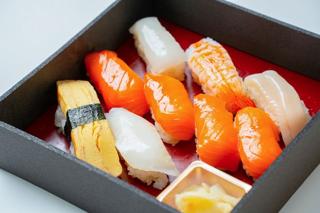 初代伝承 赤酢のシャリ 鮨むらさき（千葉店）-【熨斗対応可】サーモンいっぱい盛り込み握り