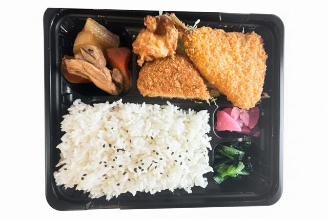 手作り弁当のきのこ-ボリュームアジフライ＆コロッケ弁当（とり大根）
