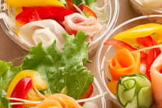 生ハムとスモークサーモンのカップサラダ