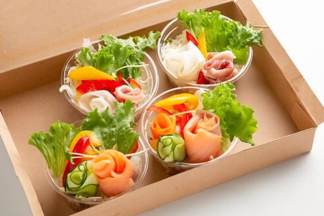 創作ダイニングSAKIGAKE〜オードブル〜-生ハムとスモークサーモンのカップサラダ