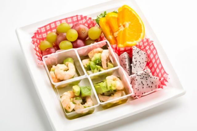 創作ダイニングSAKIGAKE〜オードブル〜-海老とアボカドのカクテル＆カットフルーツ