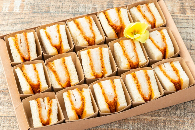 SUSHI＆FINGERFOOD 彩紙箱〜アヤカミバコ〜DELI（東京店）-デミグラスソースのカツサンド