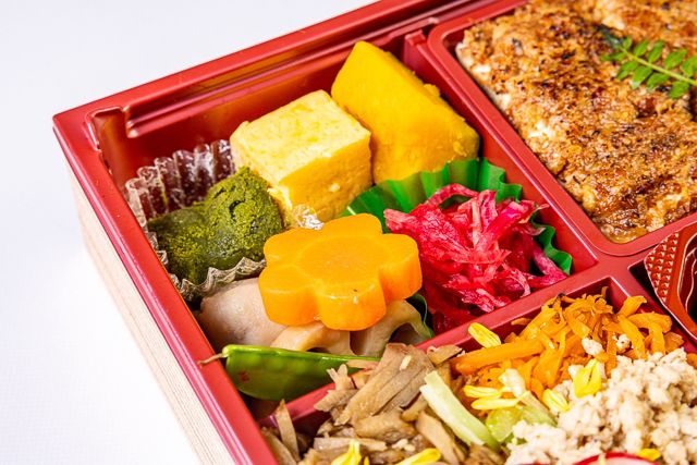 肉懐石 大かわ-特製豚みそごはんと二色そぼろ五菜升めし〜鶏の炭火焼き〜
