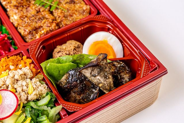 肉懐石 大かわ-特製豚みそごはんと二色そぼろ五菜升めし〜鶏の炭火焼き〜