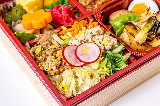 肉懐石 大かわ-特製豚みそごはんと二色そぼろ五菜升めし〜鶏の幽庵焼き〜