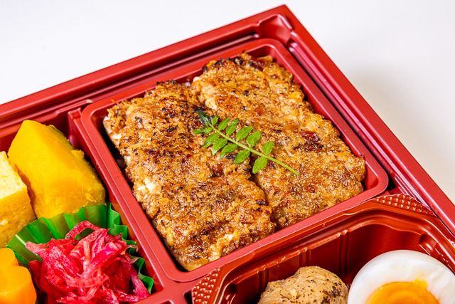 肉懐石 大かわ-特製豚みそごはんと二色そぼろ五菜升めし〜鶏の幽庵焼き〜