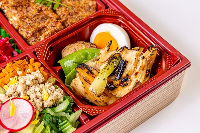 肉懐石 大かわ-特製豚みそごはんと二色そぼろ五菜升めし〜鶏の幽庵焼き〜