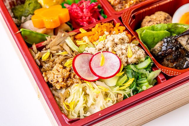 肉懐石 大かわ-銀ダラ焼きおにぎりと二色そぼろ五菜升めし〜牛すき焼き〜
