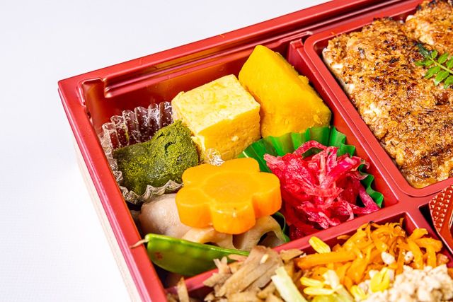 肉懐石 大かわ-銀ダラ焼きおにぎりと二色そぼろ五菜升めし〜牛すき焼き〜