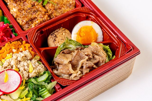 肉懐石 大かわ-銀ダラ焼きおにぎりと二色そぼろ五菜升めし〜牛すき焼き〜