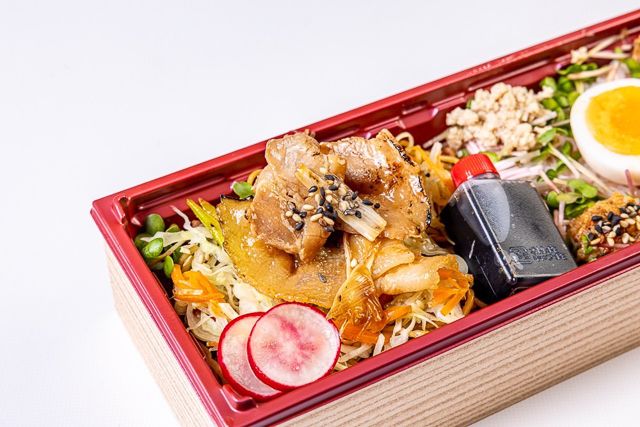 肉懐石 大かわ-キャベツ畑とさくら娘の二色いちじく焼きそば～お月さま玉子と豚の生姜焼き～