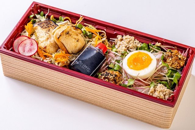 肉懐石 大かわ-キャベツ畑とさくら娘の二色いちじく焼きそば～お月さま玉子と鶏の幽庵焼き～