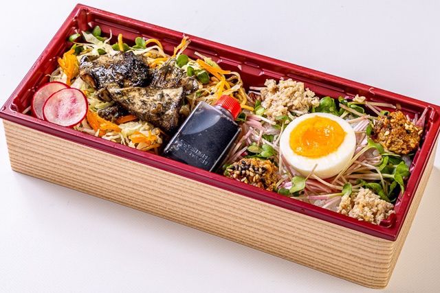肉懐石 大かわ-キャベツ畑とさくら娘の二色いちじく焼きそば～お月さま玉子と鶏の炭焼き～