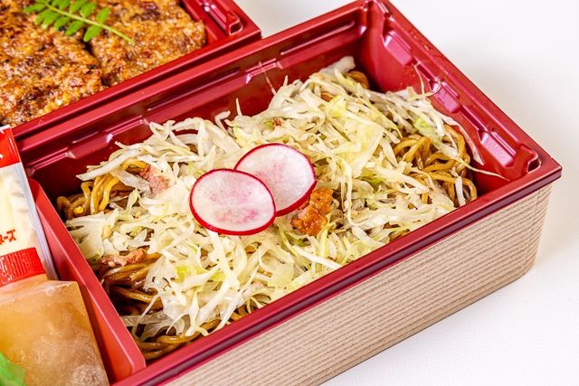 肉懐石 大かわ-キャベツ畑とさくら娘の彩り二段重～いちじくソース焼きそばと牛すき焼き～