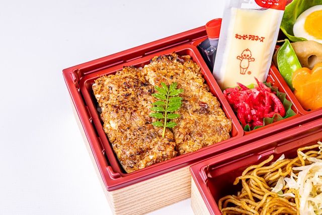肉懐石 大かわ-キャベツ畑とさくら娘の彩り二段重～いちじくソース焼きそばと牛すき焼き～