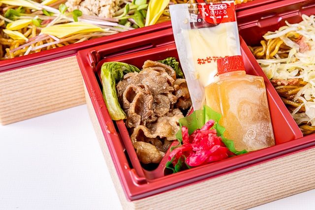 肉懐石 大かわ-キャベツ畑とさくら娘の彩り二段重～いちじくソース焼きそばと牛すき焼き～