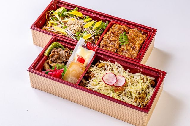 キャベツ畑とさくら娘の彩り二段重～いちじくソース焼きそばと牛すき焼き～の商品写真