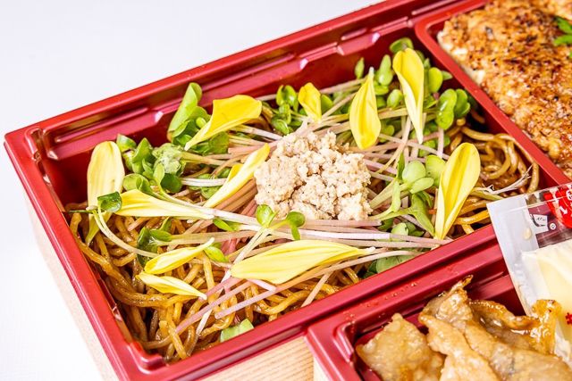 肉懐石 大かわ-キャベツ畑とさくら娘の彩り二段重～いちじくソース焼きそばと豚の生姜焼き～