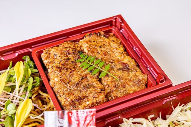 肉懐石 大かわ-キャベツ畑とさくら娘の彩り二段重～いちじくソース焼きそばと豚の生姜焼き～