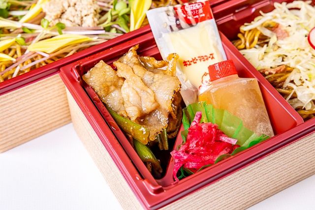 肉懐石 大かわ-キャベツ畑とさくら娘の彩り二段重～いちじくソース焼きそばと豚の生姜焼き～