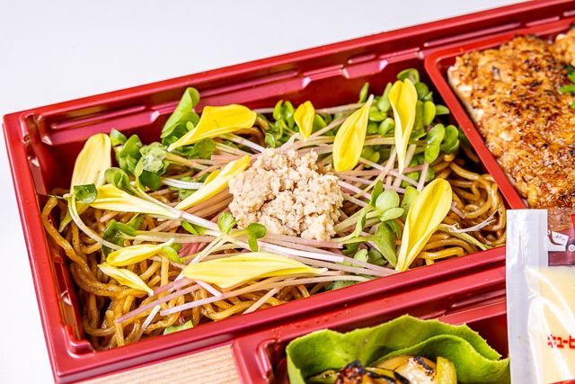肉懐石 大かわ-キャベツ畑とさくら娘の彩り二段重～いちじくソース焼きそばと鶏の幽庵焼き～