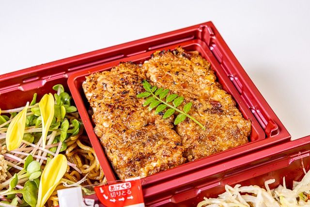 肉懐石 大かわ-キャベツ畑とさくら娘の彩り二段重～いちじくソース焼きそばと鶏の幽庵焼き～