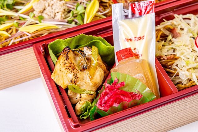 肉懐石 大かわ-キャベツ畑とさくら娘の彩り二段重～いちじくソース焼きそばと鶏の幽庵焼き～