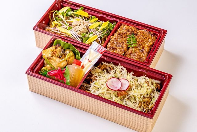 肉懐石 大かわ-キャベツ畑とさくら娘の彩り二段重～いちじくソース焼きそばと鶏の幽庵焼き～