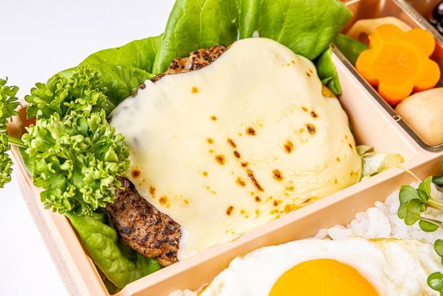 肉懐石 大かわ-炙りチーズ日の出ハンバーグと鶏の炭焼き御膳