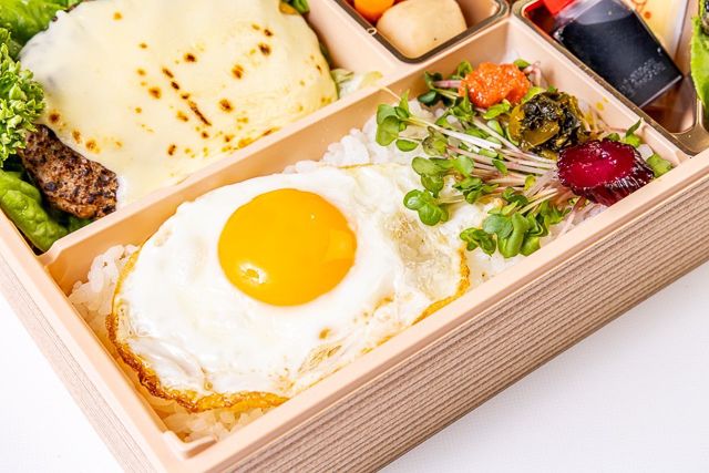 肉懐石 大かわ-炙りチーズ日の出ハンバーグとスパイシーチキン御膳