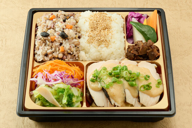 TATEOKA TAKESHI（福岡店）-鶏胸肉の優しい火入れ 十六穀米とバーニャカウダ