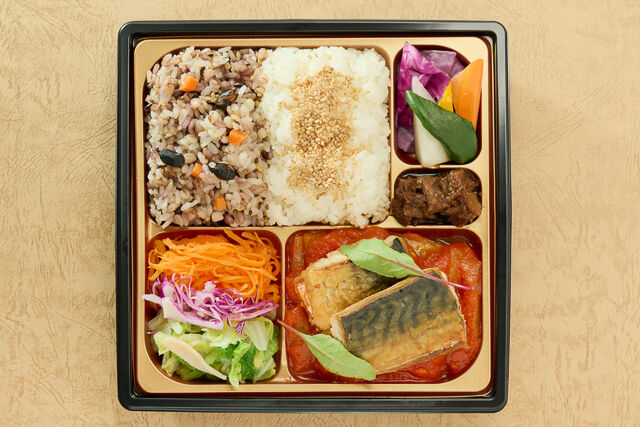 TATEOKA TAKESHI（福岡店）-鯖のポワレバスク風 十六穀米とバーニャカウダ