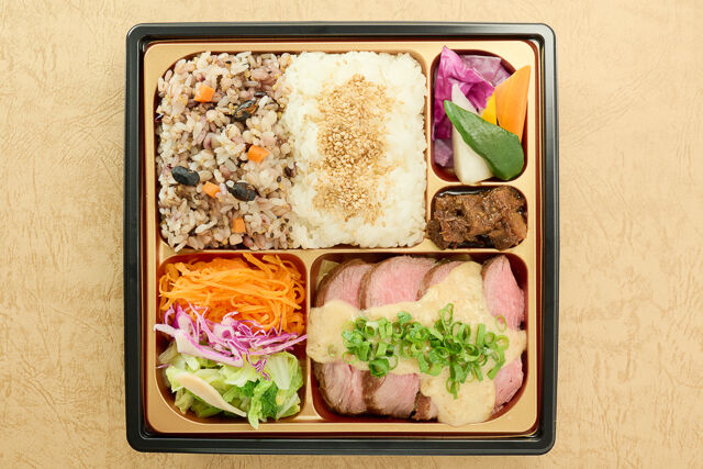 TATEOKA TAKESHI（福岡店）-牛赤身のグリエマスタードソース 十六穀米とバーニャカウダ