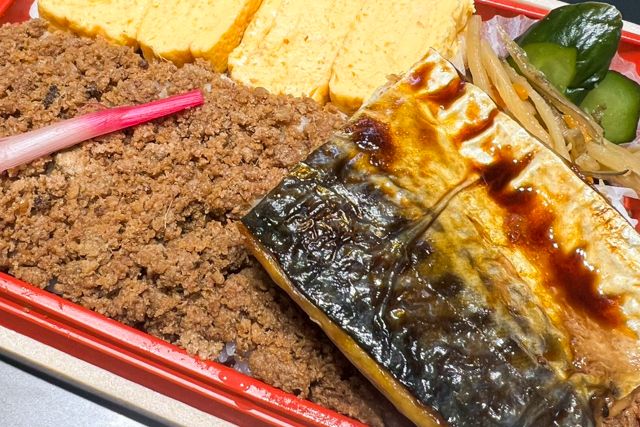 eggg-鶏そぼろ弁当（サバのかば焼き）