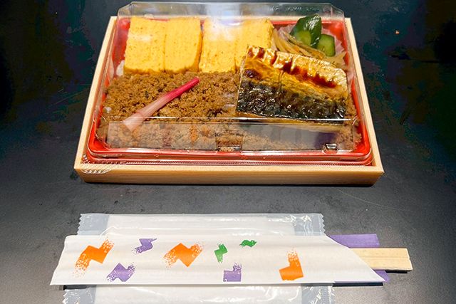 eggg-鶏そぼろ弁当（サバのかば焼き）